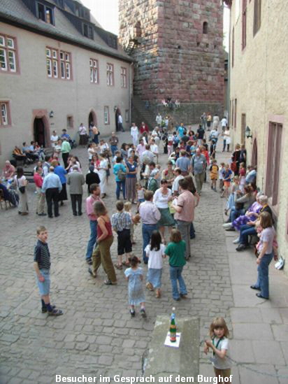 Besucher im Gesprch auf dem Burghof